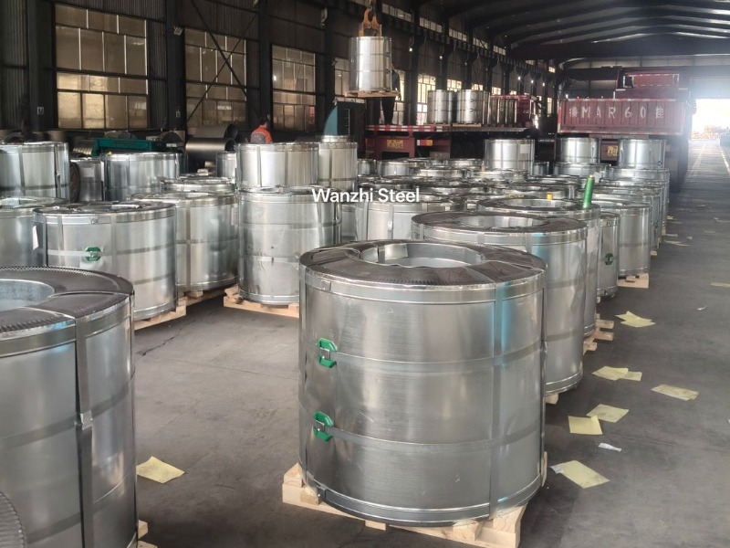 Embalaje de bobinas de acero galvanizado prepintado en la fábrica de Wanzhi Group